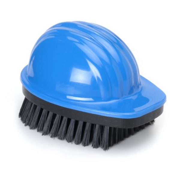 Blauer Bauhelm auf schwarzer Kleiderbürste.