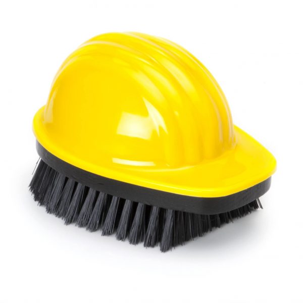 Gelber Bauhelm auf schwarzer Kleiderbürste.