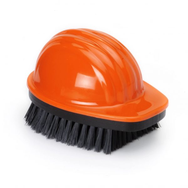 Orangener Bauhelm auf schwarzer Kleiderbürste.