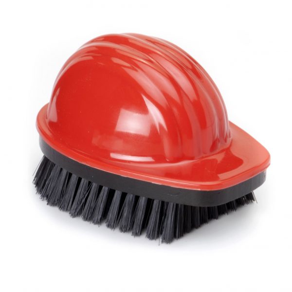 Roter Bauhelm auf schwarzer Kleiderbürste.