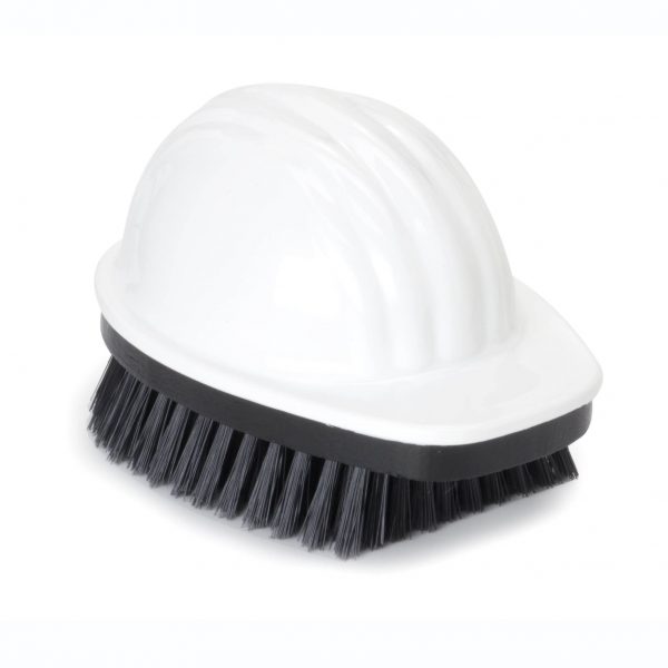 Weißer Bauhelm auf schwarzer Kleiderbürste.