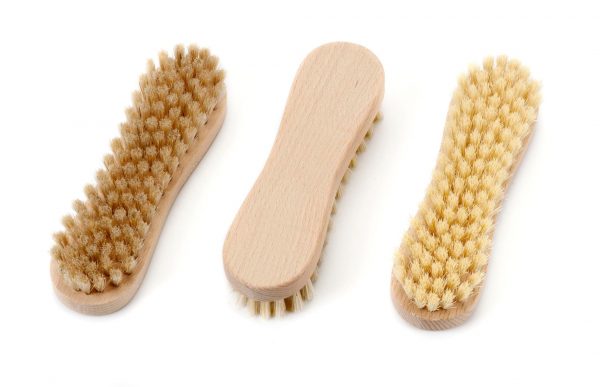 Gruppe Massagebürsten mit Naturborsten, halteförmig.