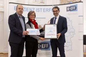 Katharina Hackner und Stefan ganzmann nehmen den KEFF Gipfelstürmer Award entgegen