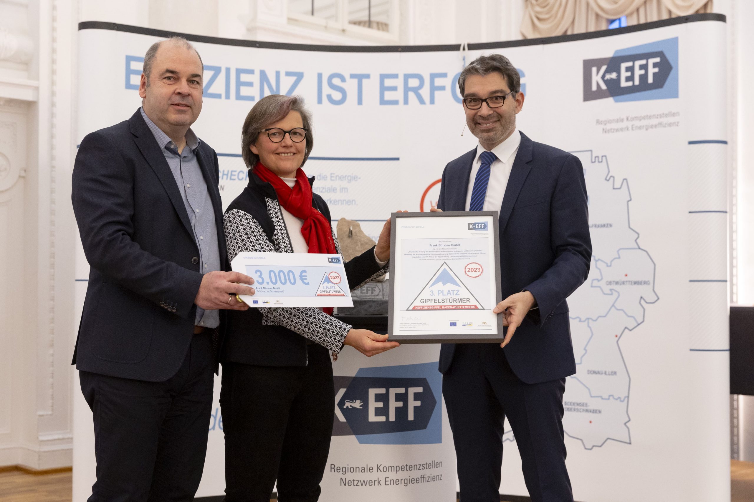 Katharina Hackner und Stefan ganzmann nehmen den KEFF Gipfelst&uuml;rmer Award entgegen