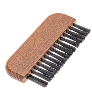 Taschenkleiderbürste in braun lackiert und mit schwarzen synthetischen Borsten.