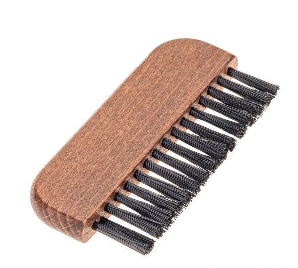 Taschenkleiderbürste in braun lackiert und mit schwarzen synthetischen Borsten.