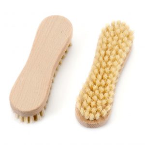 Gruppe Massagebürsten mit Naturborsten, halteförmig.