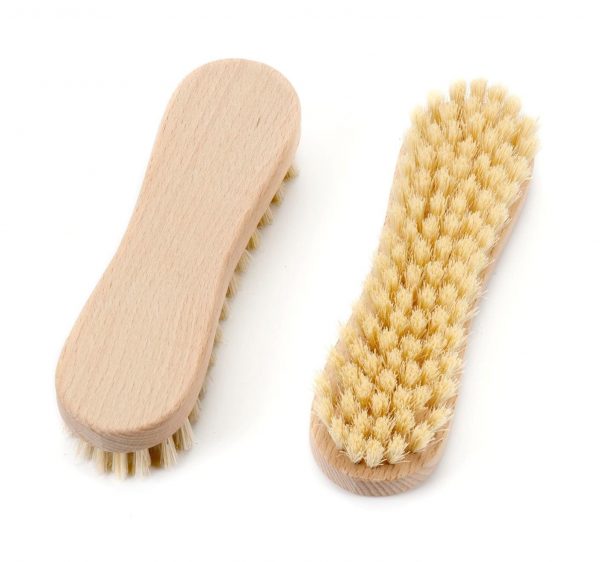 Gruppe Massagebürsten mit Naturborsten, halteförmig.