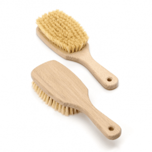 Massagebürste mit Stiel und Aufhängeloch, Naturborsten hart.