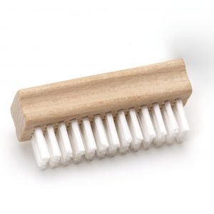 Nagelbürste mit Griffkehlen und transparenten Borsten.