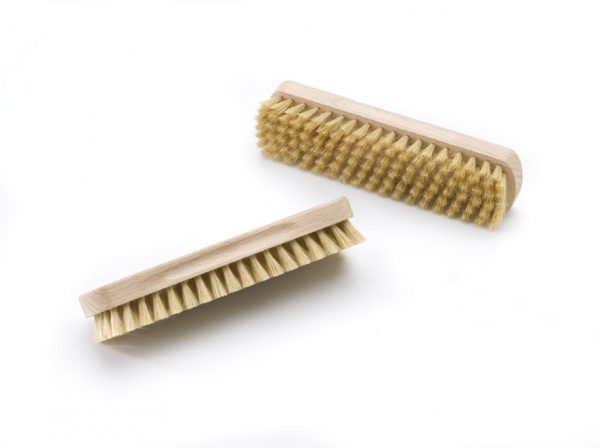 Zwei maxi Glanzbürsten mit schwarzen Naturborsten.
