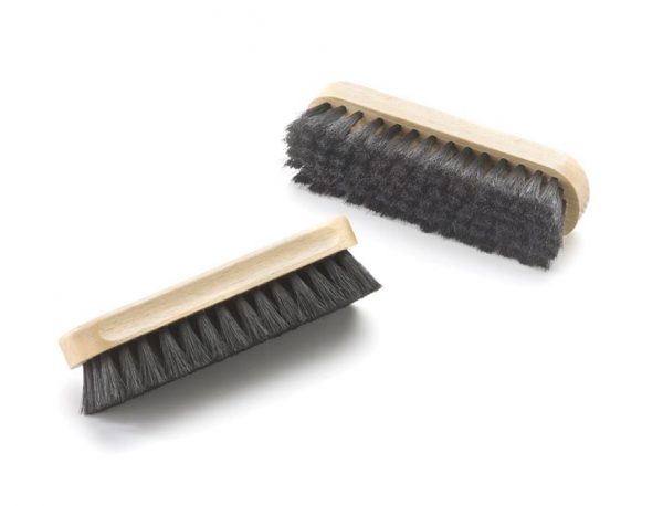 Zwei Midi Glanzbürste mit Griffkehlen und Rosshaar Borsten in schwarz.