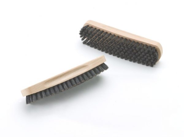 Zwei Maxi Glanzbürsten gewölbt mit schwarzen Naturborsten.