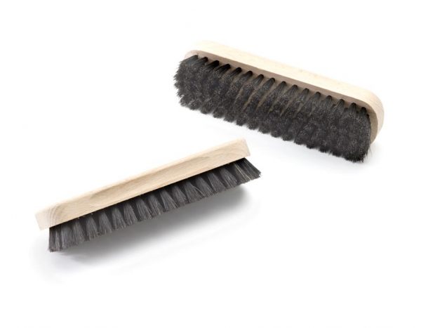 Zwei große Glanzbürsten mit Naturborsten in schwarz.