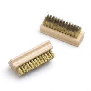Zwei Wildledderbürsten/Raulederbürsten mit Griffkehle und mit Messingdraht Besteckung.