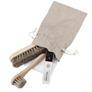 Pure Nature Schuhpflege-Set im Leinenbeutel mit Baumwollkordel, beinhaltet Glanzbürste, Cremebürste, Schuhcreme und Poliertuch