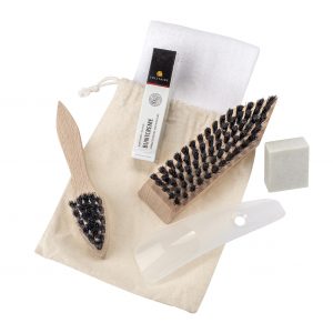 Wandersäckle, Schuhpflege-Set im Baumwollbeutel naturweiß mit Kordel, enthält Schmutzbürste, Cremebürste, Schuhcreme, Poliertuch, Schuhanzieher und Reinigungsgummi