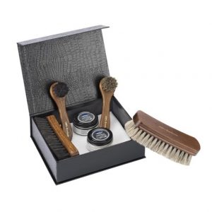 Traditional Shoe Care Equipment ist ein Schuhpflege-Set in Schmuckbox mit Glanzbürsten, Cremebürsten, Glastiegel Schuhcreme, Poliertuch und Pflegeanleitung
