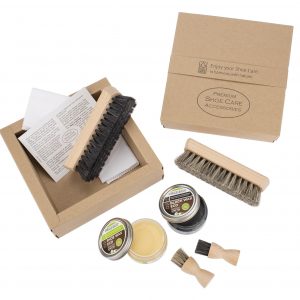 Premium Shoe Care Accessories ist ein nachhaltiges Schuhpflege-Set in Kartonbox mit Ganzbürsten, Tiegelbürsten, Tiegel Wachs, poliertüchern und Pflegeanleitung