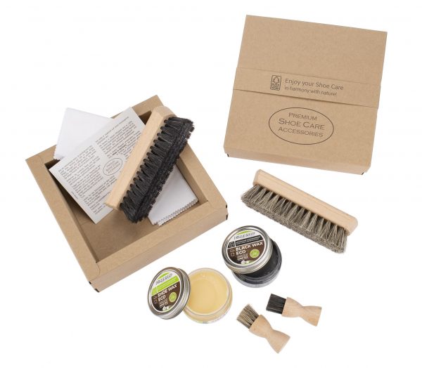 Premium Shoe Care Accessories ist ein nachhaltiges Schuhpflege-Set in Kartonbox mit Ganzbürsten, Tiegelbürsten, Tiegel Wachs, poliertüchern und Pflegeanleitung