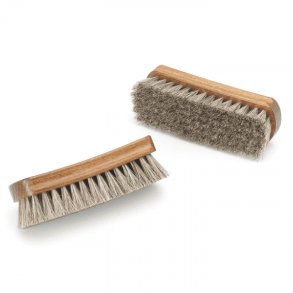 Zwei Glanzbürste exklusiv, braun lackiert und mit Rosshaar Besteckung