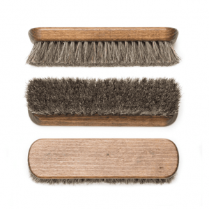 Drei kleine Glanzbürste Handschmeichler. braun lackiert und mit Rosshaar in braun besteckt.