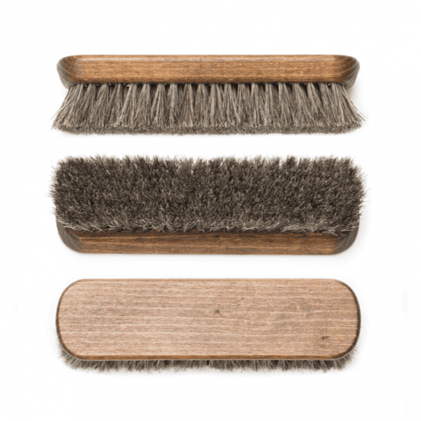 Drei kleine Glanzbürste Handschmeichler. braun lackiert und mit Rosshaar in braun besteckt.