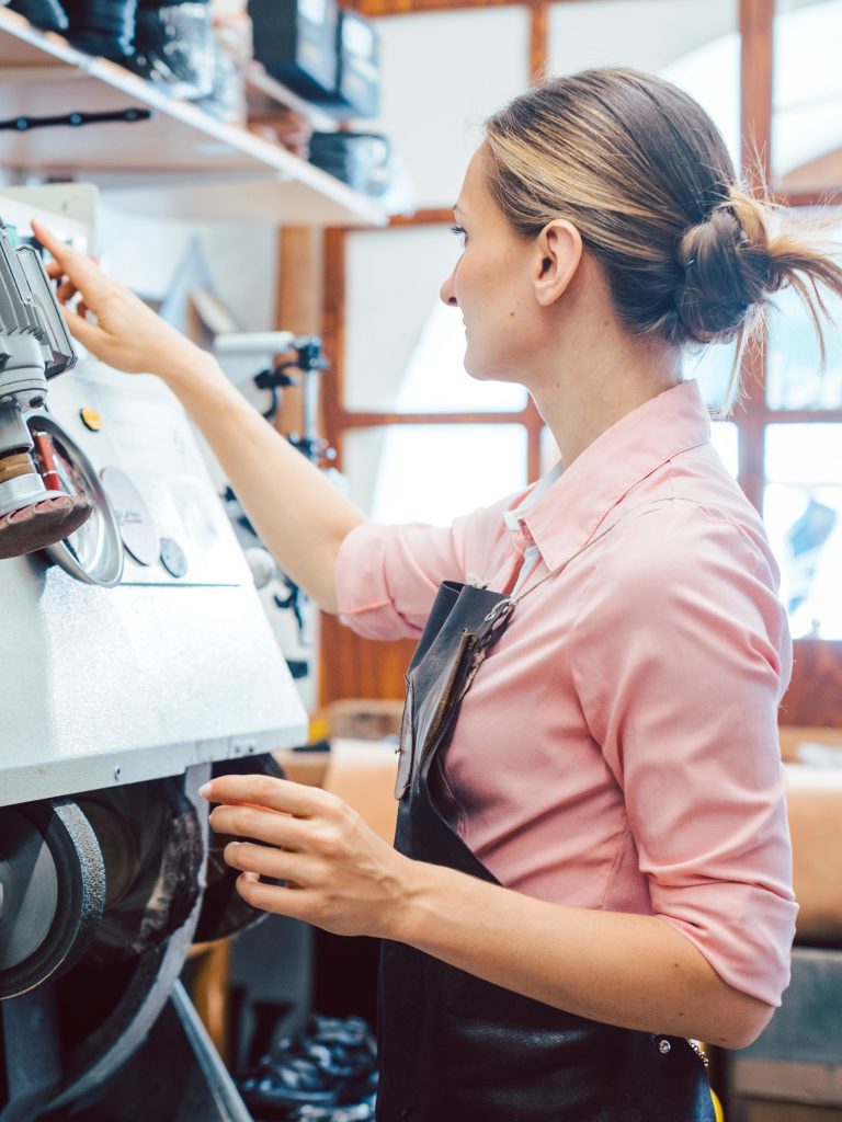 Produktionsmitarbeiter Beborstung 768x1024