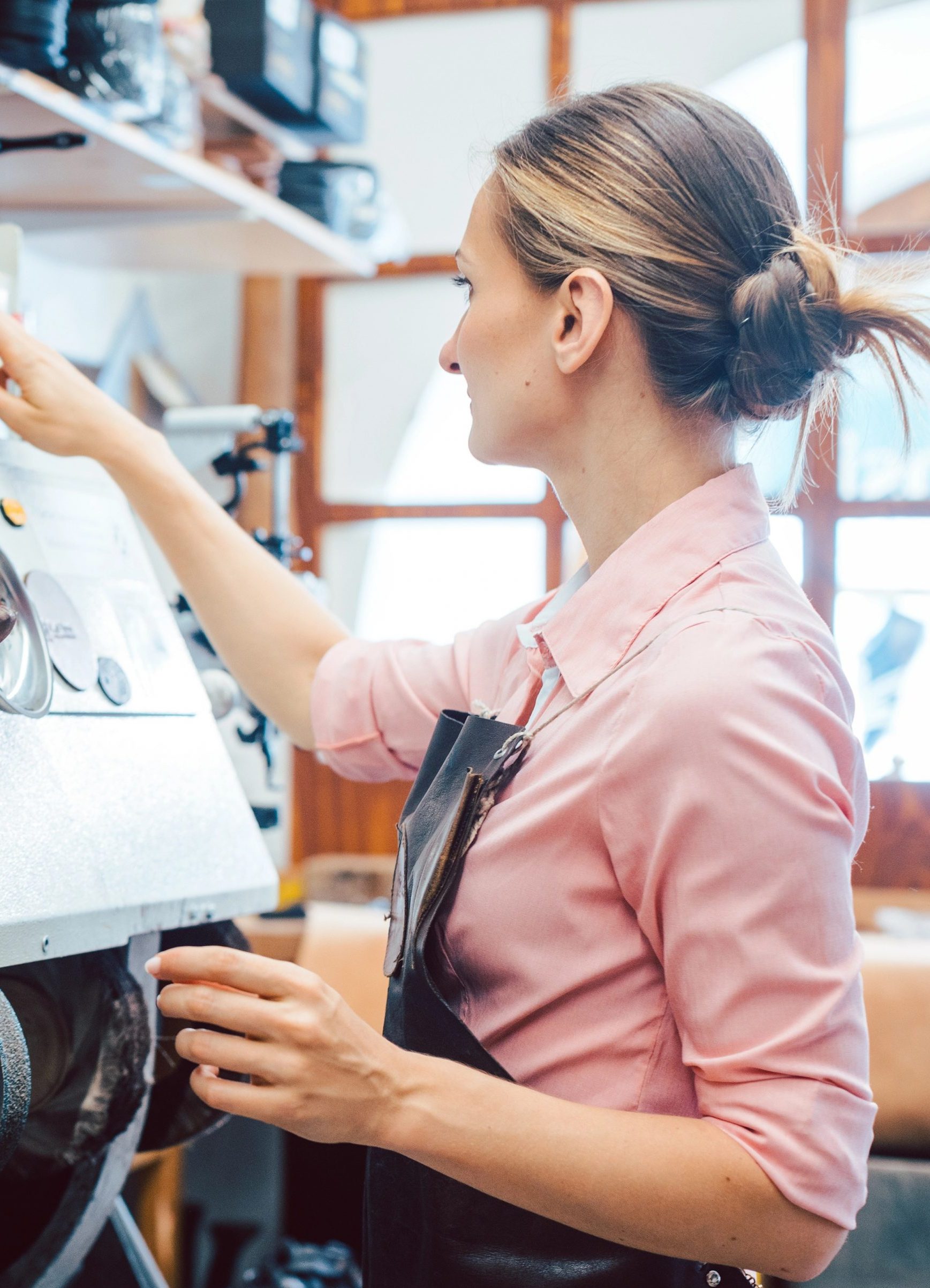 Produktionsmitarbeiter Beborstung Scaled E1756897114874